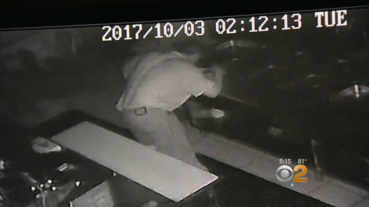 بالفيديو.. لص يطهو في مطعم سرقه مرتين