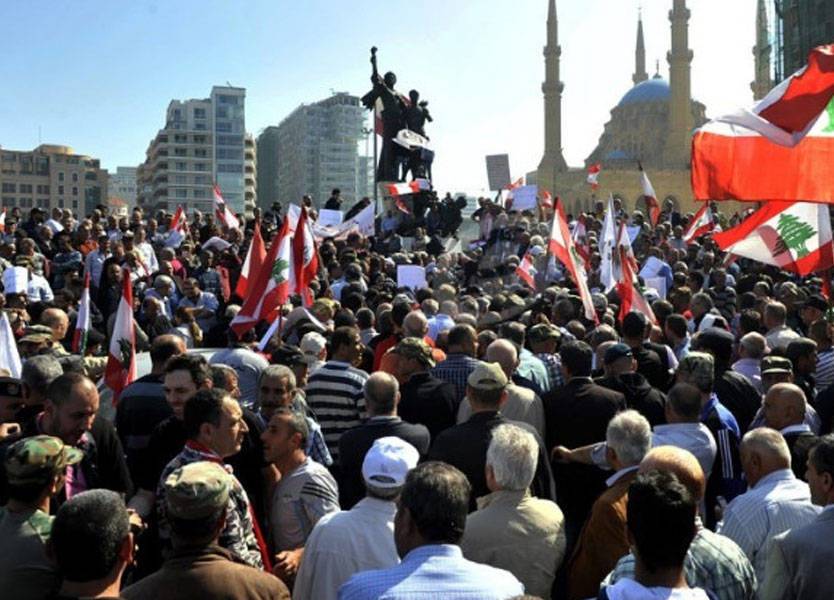 متقاعدو القوات المسلحة يقفلون مبنى الواردات ويمنعون الموظفين من الدخول