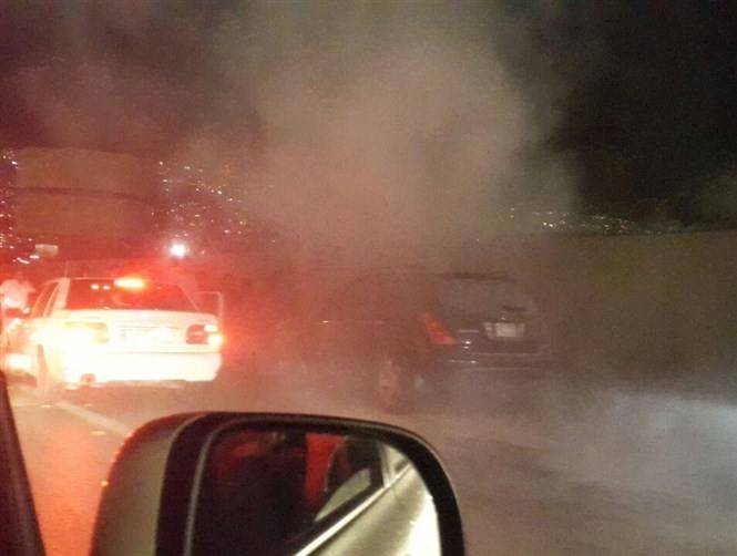سيارة مشتعلة على طريق المطار