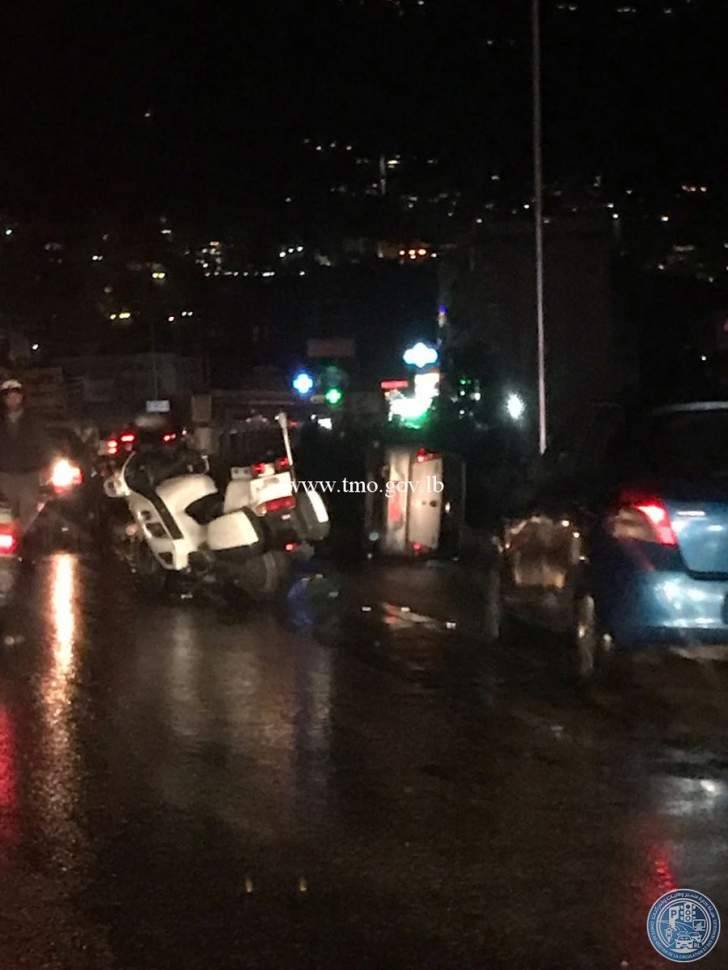 تسهيل حركة المرور على أوتوستراد طبرجا بعد انقلاب مركبة...