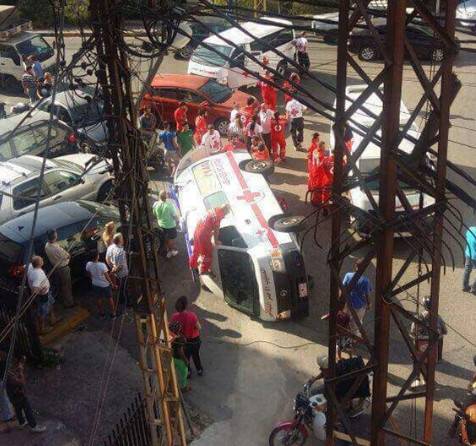 بالصور: إنقلاب سيارة للصليب الأحمر في بعبدا.. وهذا حال طاقمها!