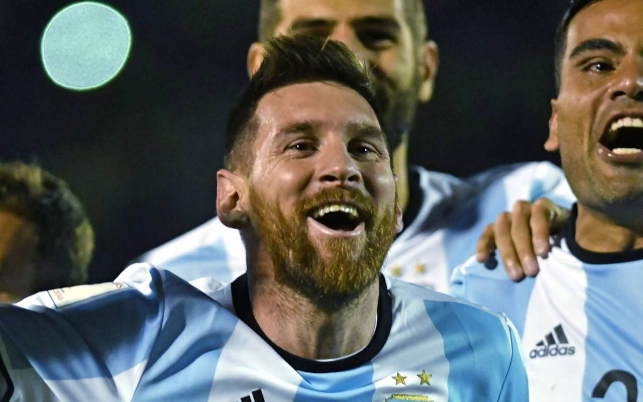 ميسي يحقق أرقامًا قياسية بالجملة بعد هاتريك الإكوادور