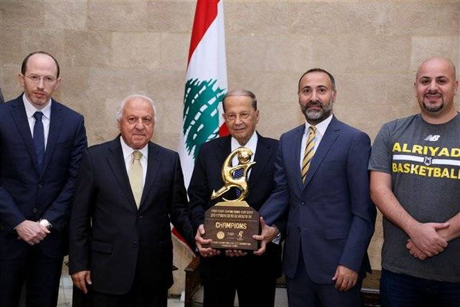رئيس الجمهورية يتسلم كأس اندية آسيا لكرة السلة من النادي الرياضي