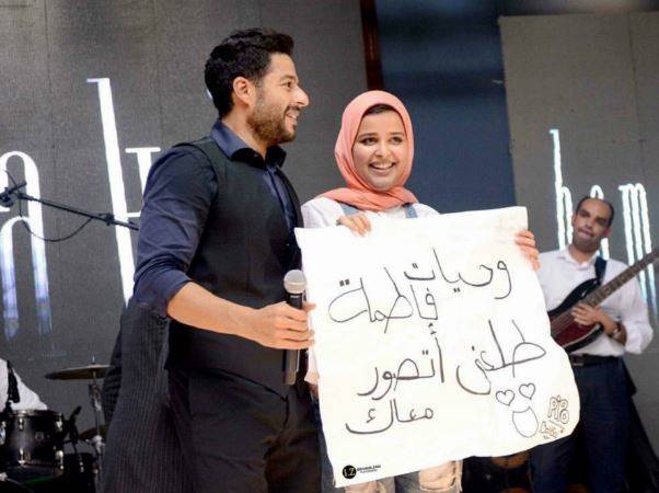بالصورة: معجبة تُحرجُ فنّاناً.. هذا ما فعلته!