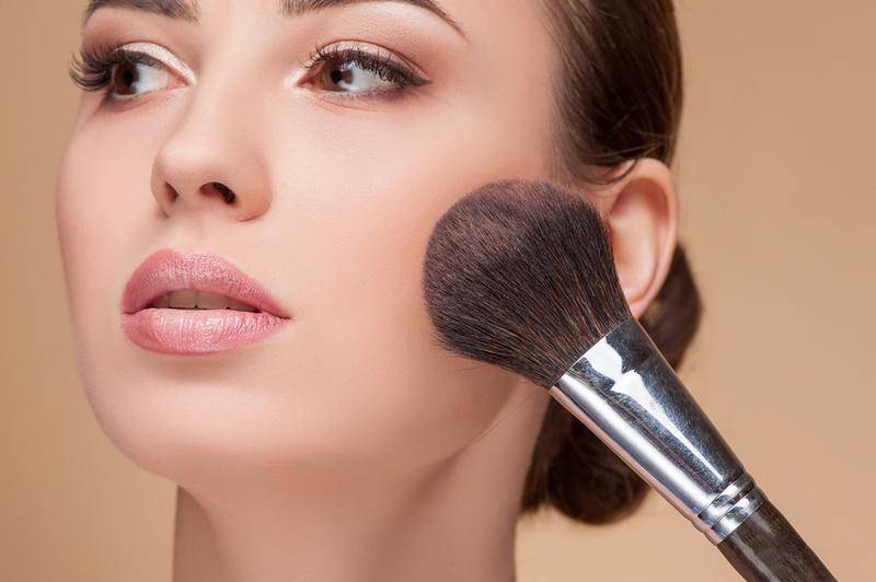 مستحضرات تجميل زهرية للتوعية ضد سرطان الثدي