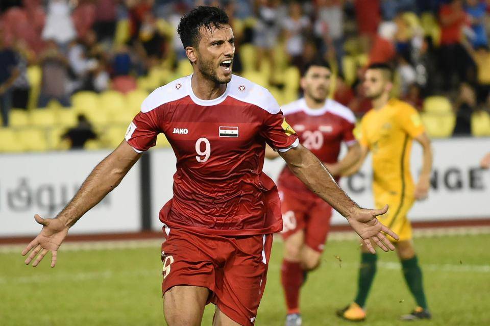 مشجع يبكي بحرقة بعد خسارة المنتخب السوري أمام أستراليا