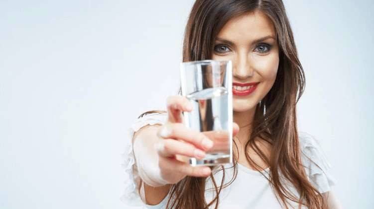 هل الإكثار من شرب الماء يفيد بشرتك؟ الإجابة غير متوقعة!
