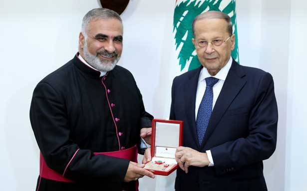 التقى وفداً من «الأنطونيّة» وعرض مع بعثة الصليب الأحمر مسألة النازحين
عون في ذكرى 13 تشرين الأول :
قضيّتنا لم تكن عفويّة بل تمسّ أسس بناء الدولة
