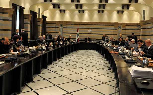 الحريري أكد أهميّة الإستماع الى آرائه مُعتبراً أيّاها «مساحة للحوار»
مجلس الوزراء أقرّ هيئة المجلس الإقتصادي والإجتماعي
ومدّد لشركات الخدمات «BUS» و«KVA».. واعتمادات الإنتخابات