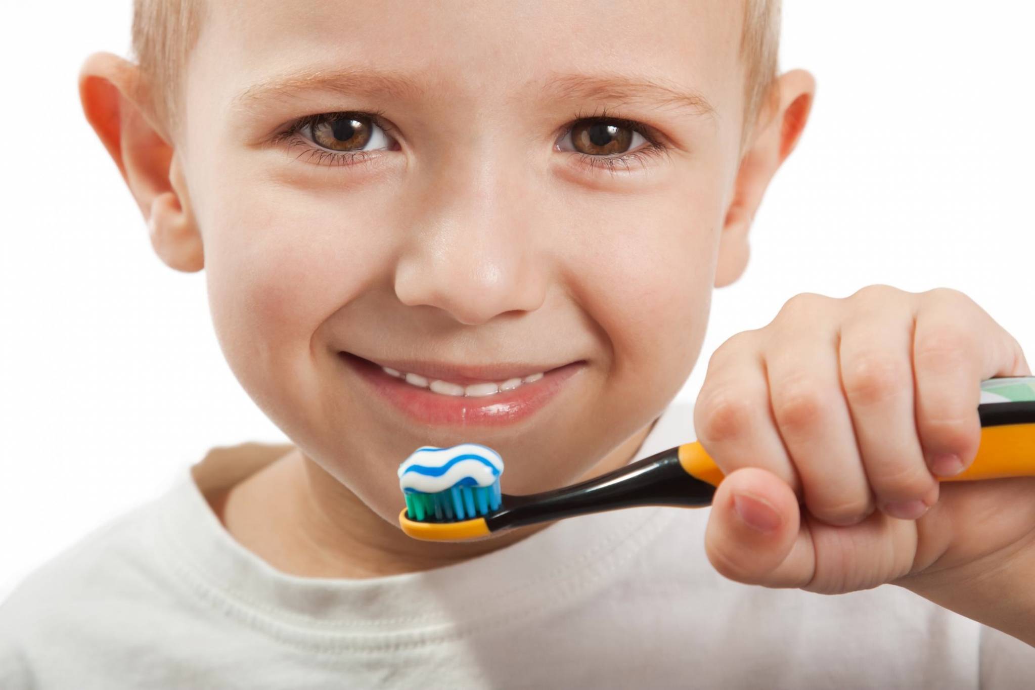 4 نصائح ستجعل طفلك يحبّ تنظيف أسنانه... جربيها