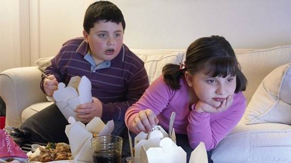 كيف تحمي طفلك من البدانة؟