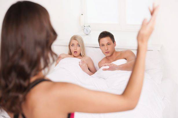هكذا تكتشفين أن زوجكِ يعيش قصة حب مع غيركِ!