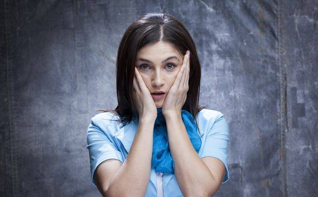 4 علامات لم تعرفي أنّها تدل على شعوركِ بنقص العاطفة في طفولتكِ!