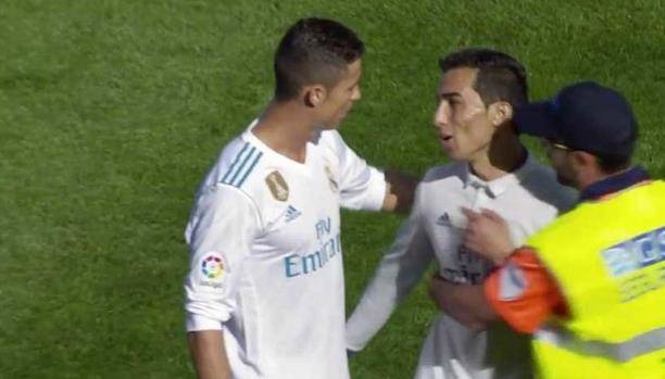 حاول خداع الجميع.. عاشق رونالدو دخل الميدان بقميص ريال مدريد!