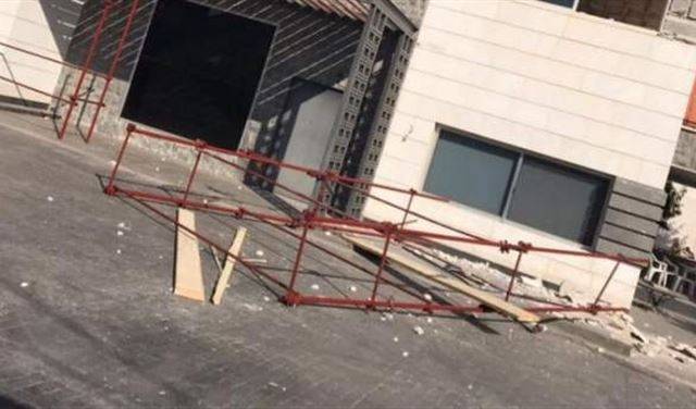 في بدنايل.. سقطوا عن السقالة الحديدية..و هذا ما حلّ بهم!
