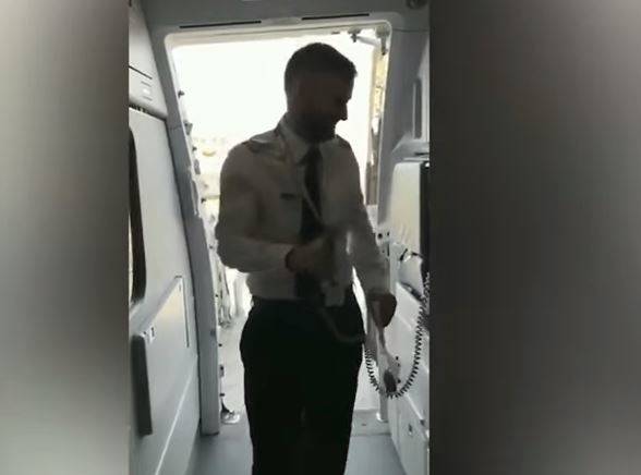 بالفيديو.. كابتن طائرة يفاجئ والدَيْهِ المسافِرَيْن على متنها!