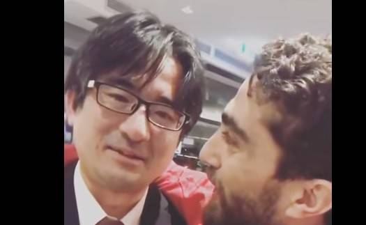 مشجع ياباني يبكي بحرقة بسبب خسارة منتخب سوريا