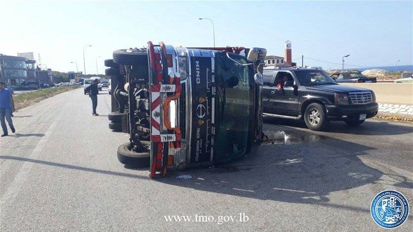 بالصورة- انقلاب بيك اب وتسرب للزيوت على اوتوستراد أنفة