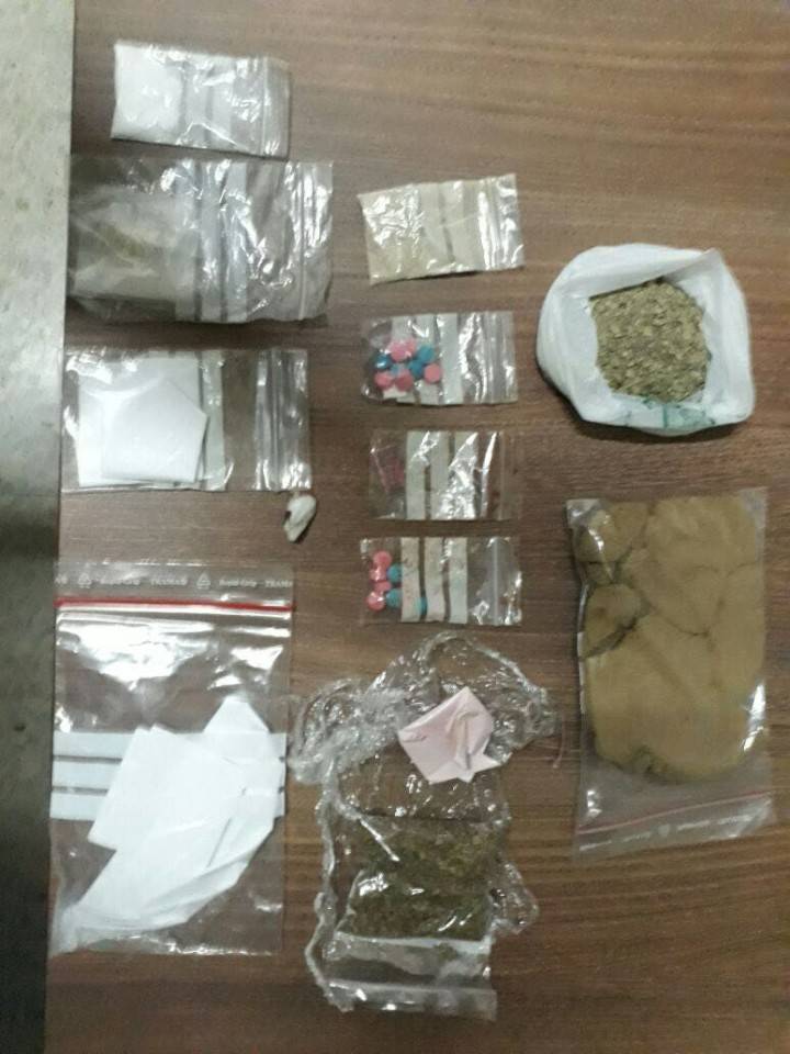 بالصورة: توقيف أشخاص وضبط ممنوعات على الحاجز!