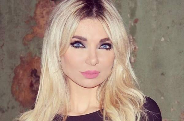 ميريام كلينك تثير الجدل بصورة من دون حمالة صدر‎