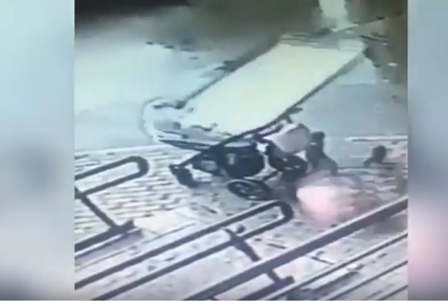 بالفيديو : شاهد ردة فعل الأم بعد سقوط نافذة عليها و على طفلها!