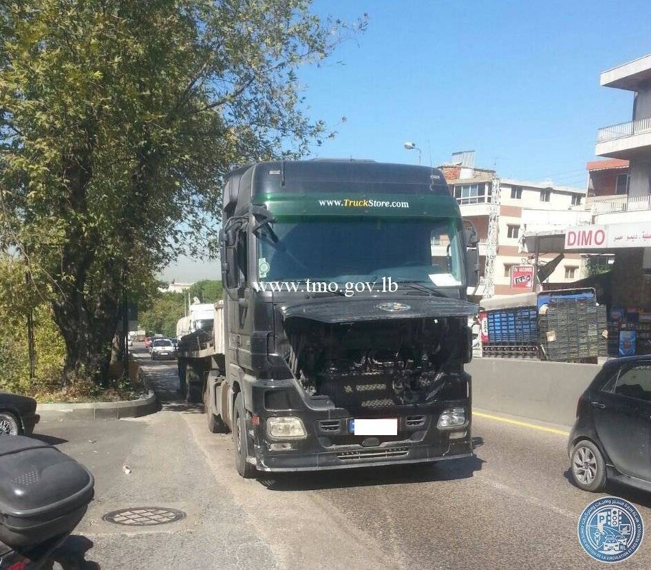 بالصورة - تعطل شاحنة على طريق عام عاليه صعوداً