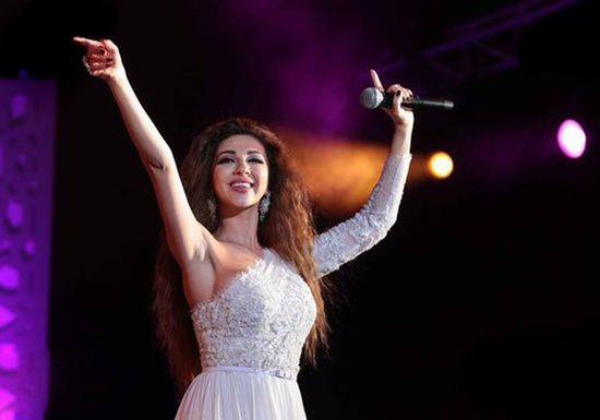 الكاميرا تخفي طولهن الحقيقي... تعرفي على أقصر النجمات العربيات والعالميات!