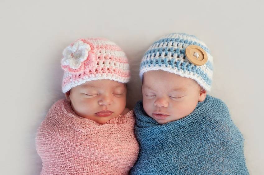 بالصورة - نجمة شهيرة تتخلى عن توأمها لتعيش مع حبيبها الأصغر منها بـ7 سنوات!