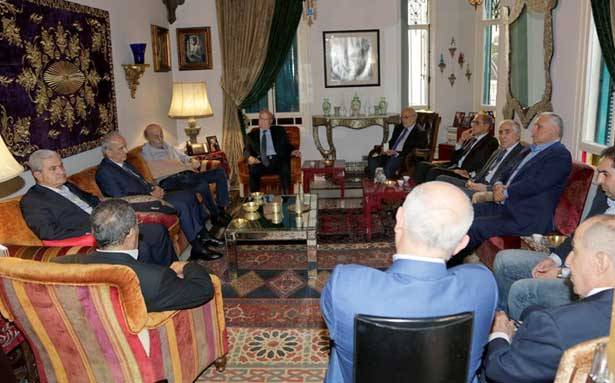 ترأس اجتماع «اللقاء الديموقراطي»
جنبلاط : للنظام السوري
عدّة أنياب قاتلة