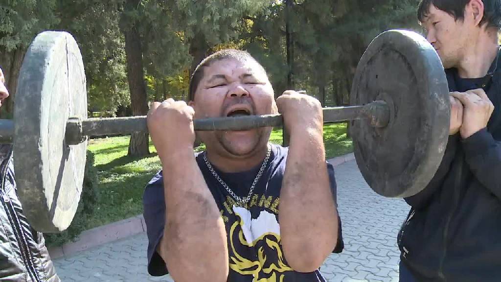 بالفيديو: كيرغيز "هامرهيد" يستعرض مهاراته الخارقة!