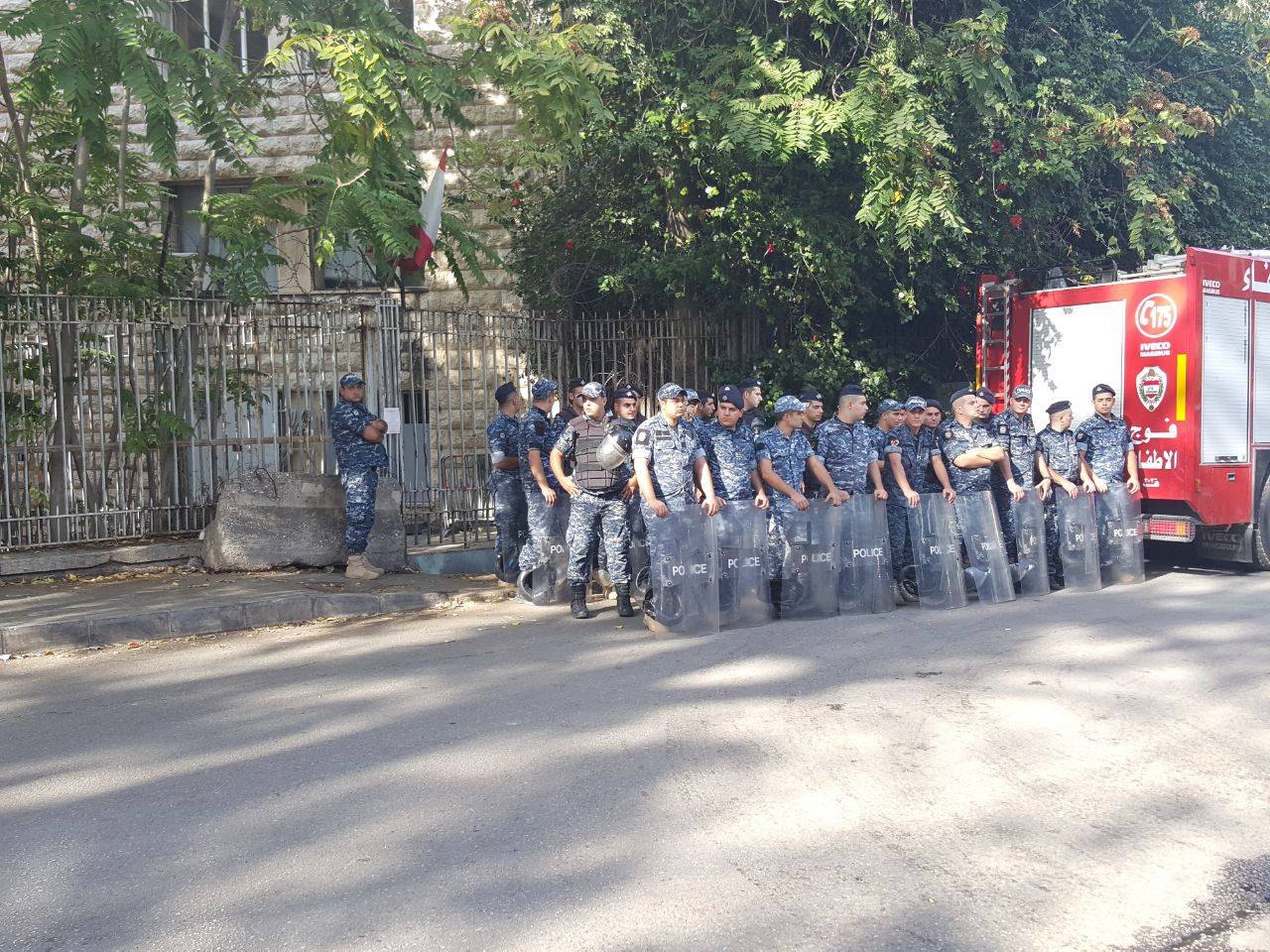 نديم الجميل وصل الى قصر العدل ومكافحة الشغب تنتشر حول قصر العدل