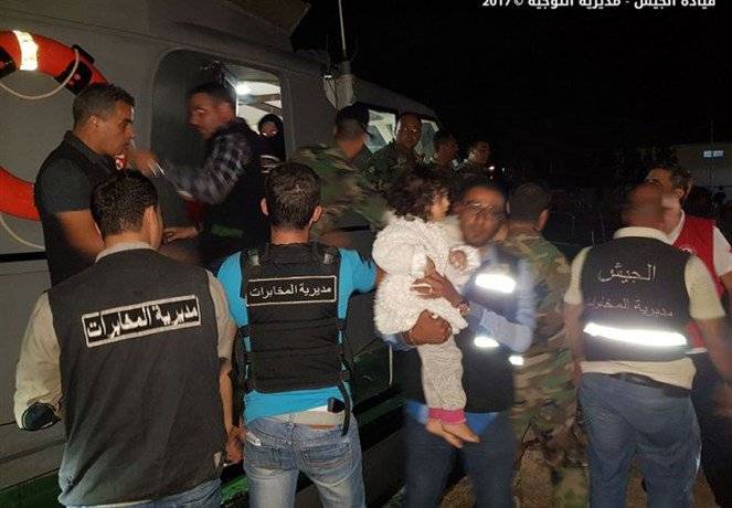بالصور - الجيش ينقذ مركباً على متنه 32 شخصاً في عرض البحر!