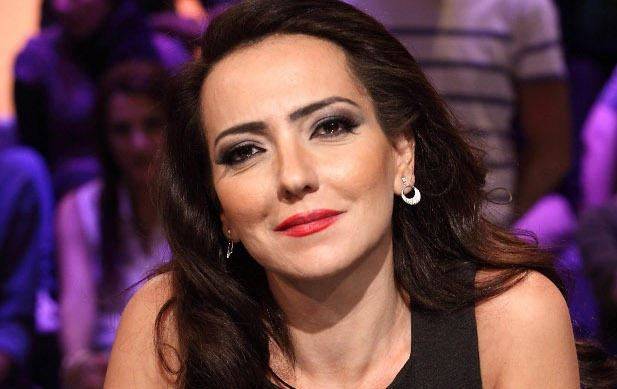 أمل عرفة بصورة معبرة مع ابنتها!