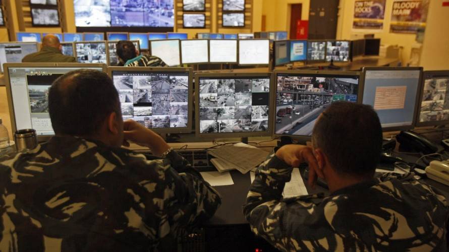 مخالفة فادحة بالفيديو.. سيارتان تسيران عكس السير على الأوتوستراد!