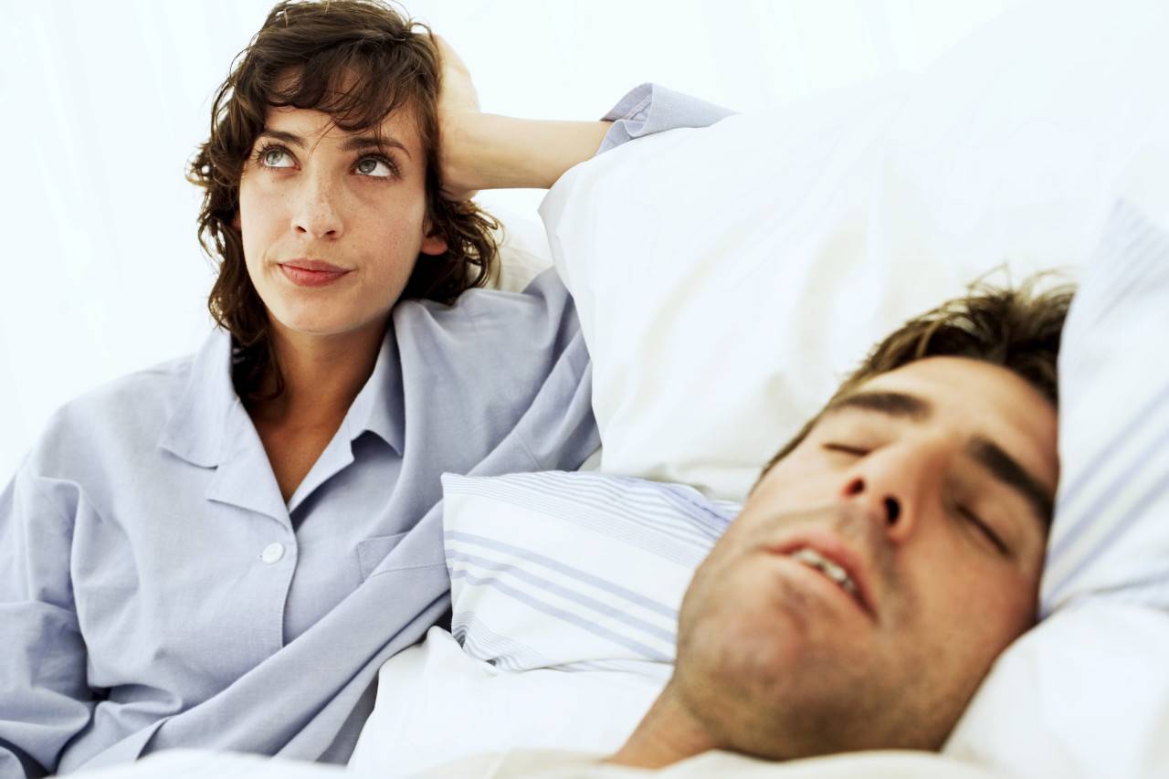 لماذا يتحدث بعض الناس في أثناء النوم؟