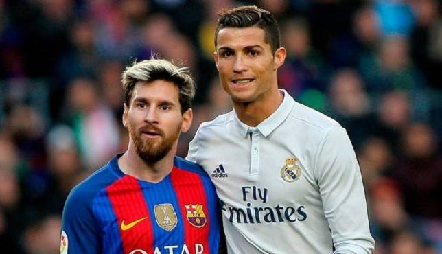 لاعب عربي ينافس ميسي ورونالدو