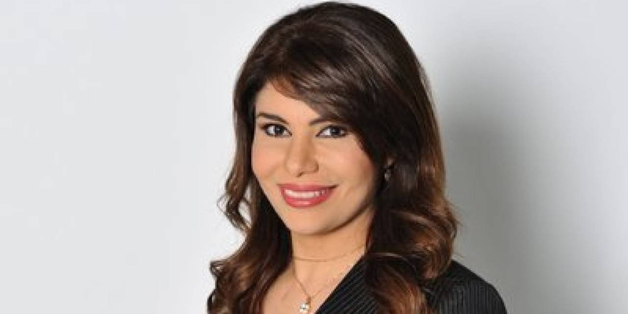 مذيعة تُفاجأ بارتداء ضيفتها القميص نفسه... شاهدي ماذا فعلت!