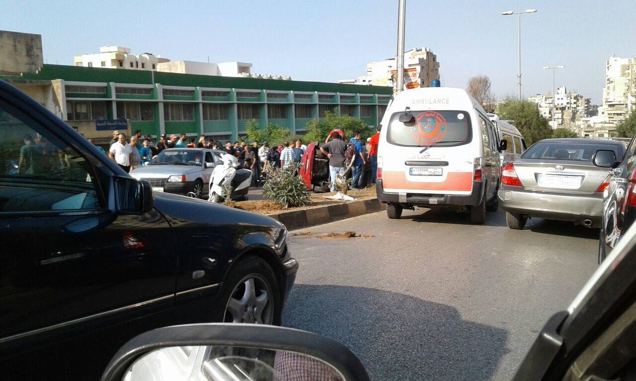 إصابة امرأة وطفل بانقلاب سيارة في مدينة طرابلس
