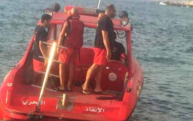 الدفاع المدني سحب زورقاً سياحياً في طبرجا