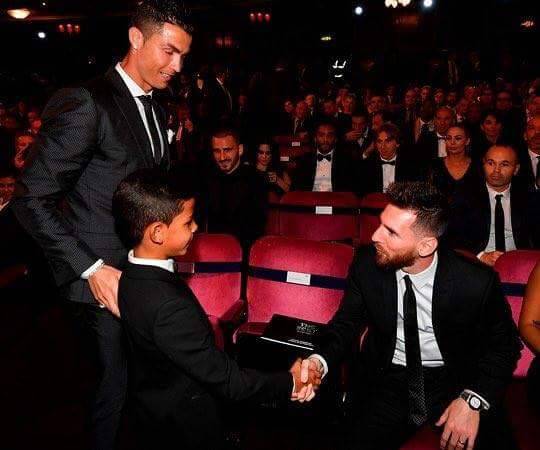 لمن صوت ميسي ورونالدو في صراع جائزة الأفضل؟
