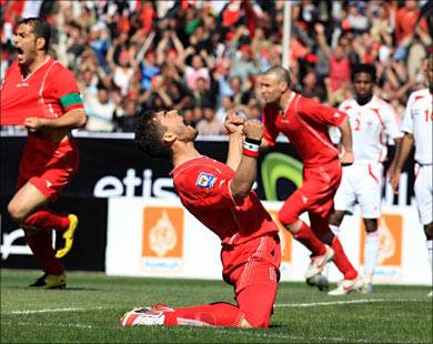 بالصورة - ما هي الهدية التي قدمها المنتخب السوري للأسد؟