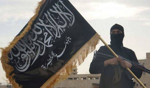 ارهابي من "النّصرة" يروي تفاصيل رحلته إلى عرسال وقتل العسكريين!