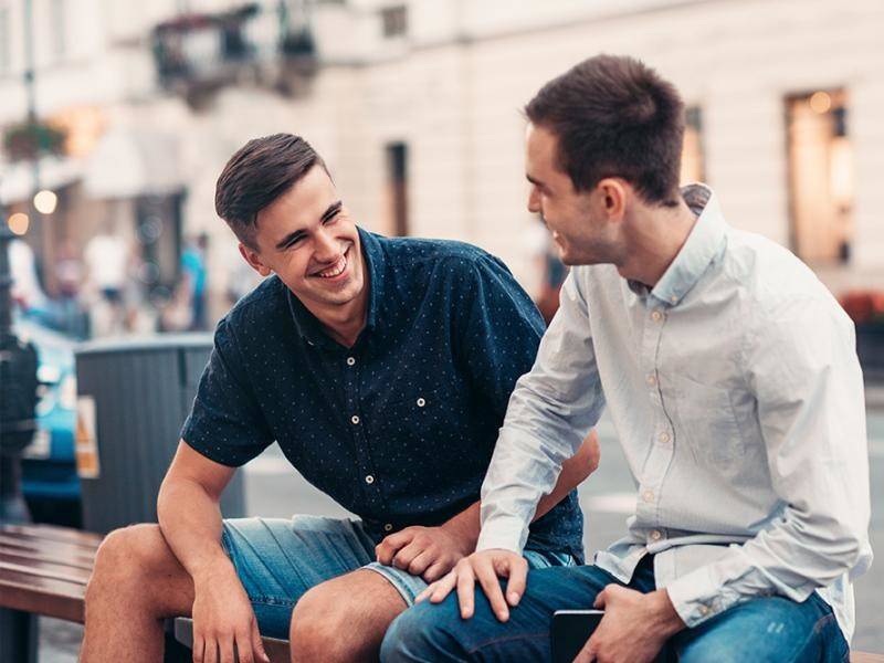 دراسة: الرجل يستمتع مع صديقه أكثر من حبيبته!