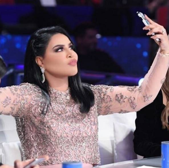 بالفيديو -  أحلام بسيارتها في مدرسة ابنتيها!