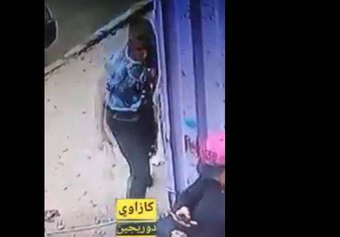 بالفيديو - سارق "يخطف" هاتفاً من يد شاب!