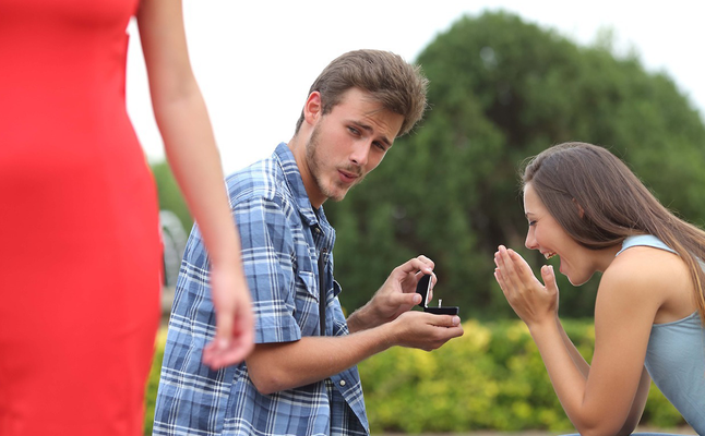 لماذا ينظر الرجل الى نساء أخريات وكيف تتعاملين مع زوجك اذا كان كذلك؟
