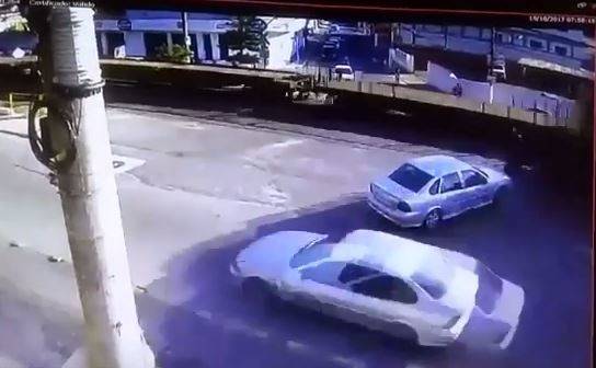 فيديو مرّوع.. قطار "يسحق" شخصاً تحت عجلاته!