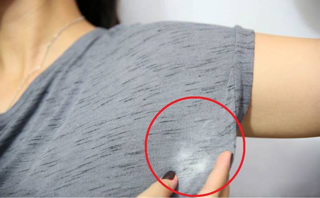 ودّعي بقع مزيل العرق عن ملابسك بواسطة هذه الحيلة السهلة!