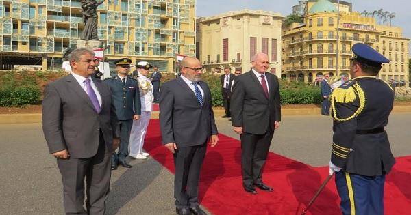 حاكم أستراليا والصراف يضعان اكليلا من الزهر على نصب الشهداء