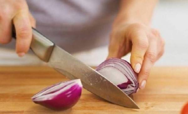 ضعوا البصل الأحمر على العنق والنتيجة ستكون مذهلة